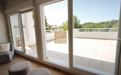 Beautiful, fully refurbished apartment with spacious terraces.